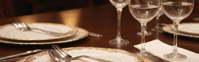 西方餐桌礼仪注意事项:（西方餐桌礼仪餐具摆放）