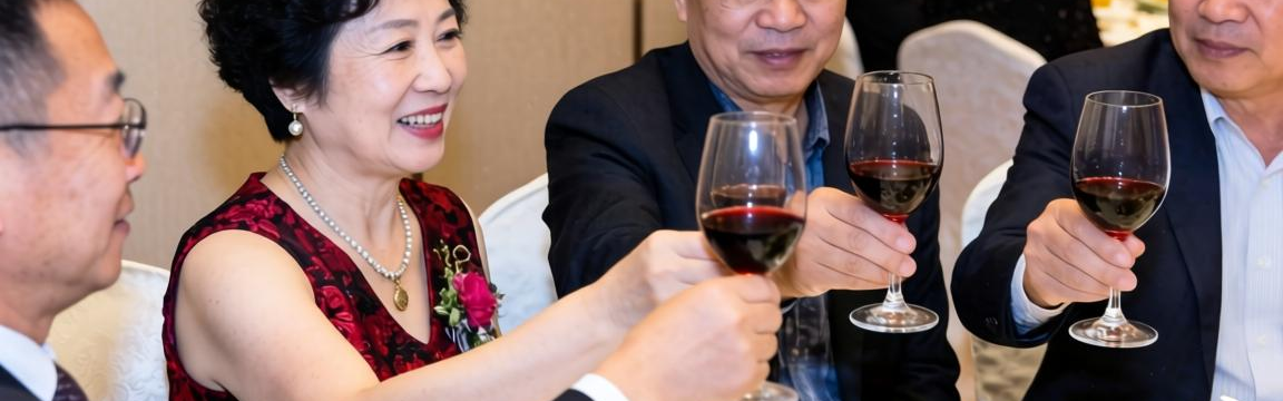 酒桌上的规矩和礼仪:（酒桌规矩礼仪常识）