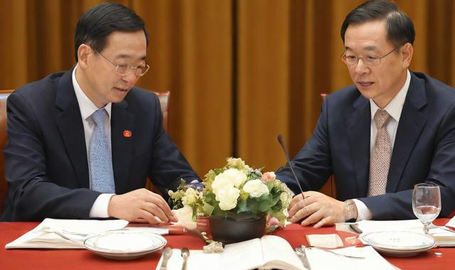 中国餐桌上的礼仪:（中国餐桌礼仪举例）